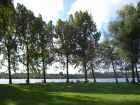 Halbinsel mit schattigen Bumen am Gaasperplas.